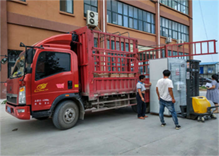 湖南某光電公司采購304雙吹感應(yīng)互鎖風(fēng)淋室